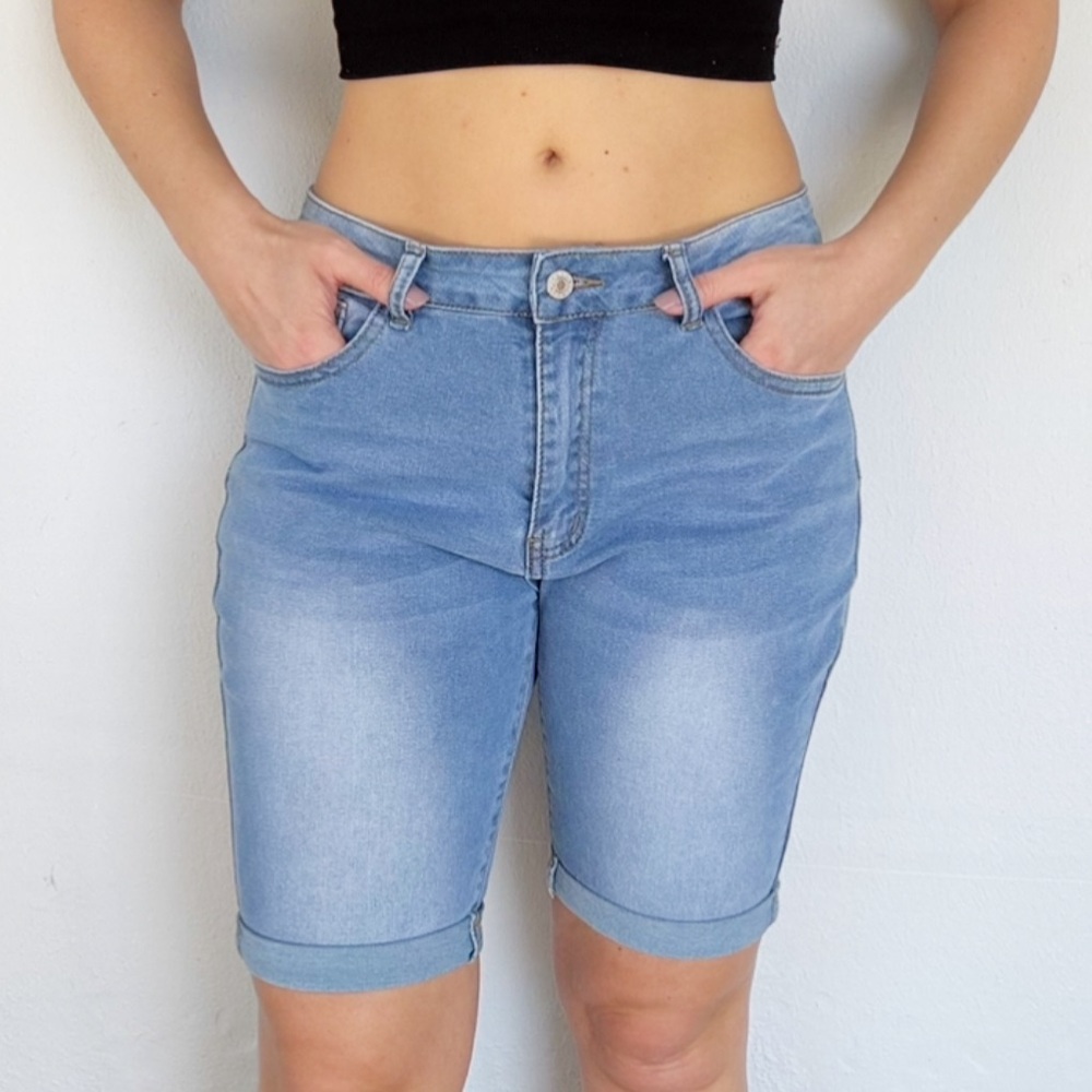 Light wash mid rise cuffed hem cotton Bermuda style jean shorts size large